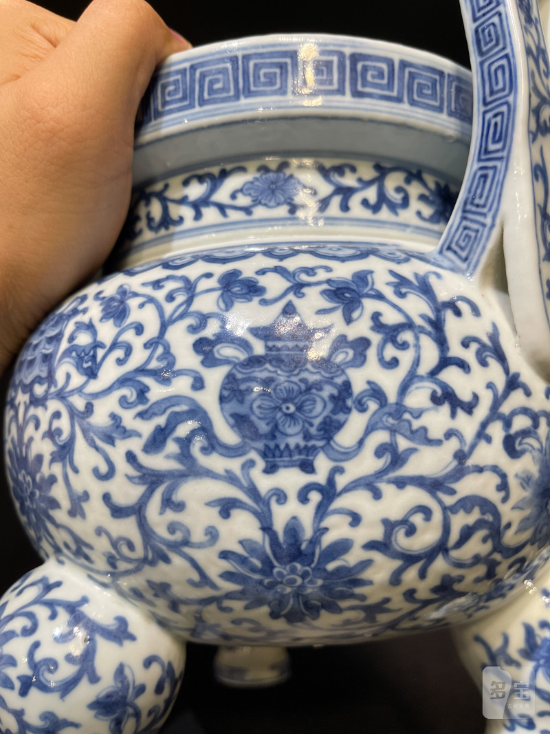 清 青花莲托八宝纹朝冠耳炉 - 图13